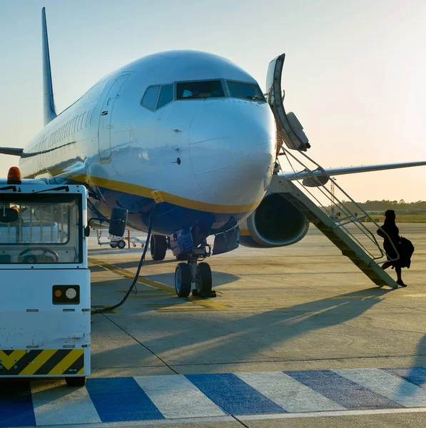 Passenger Leaving Airplane Sunset Background — Stock Photo, Image