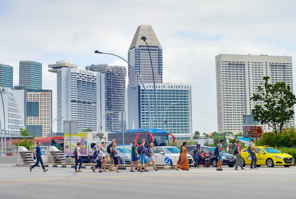 Singapore Janeiro 2017 Pessoas Que Atravessam Estradas Cingapura Centro Global — Fotografia de Stock