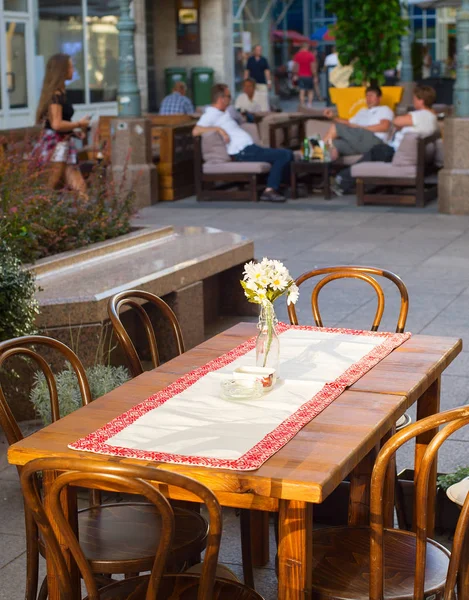 Lege Tabel Restaurant Met Prachtige Boeket Van Kamille Kroatië Zagreb — Stockfoto