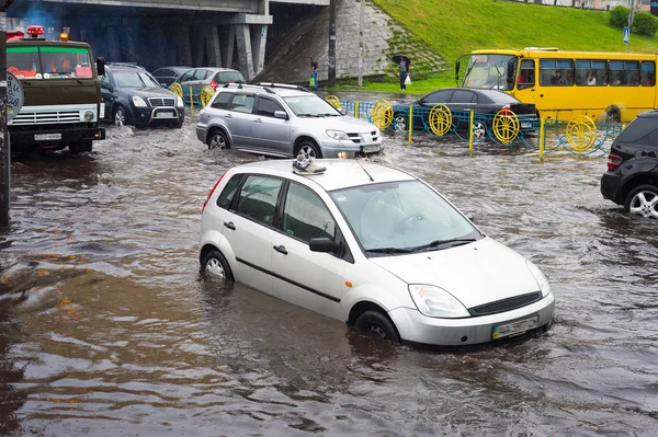 Tênis Telhado Carro Tráfego Estrada Cidade Inundada Kiev Ucrânia — Fotografia de Stock