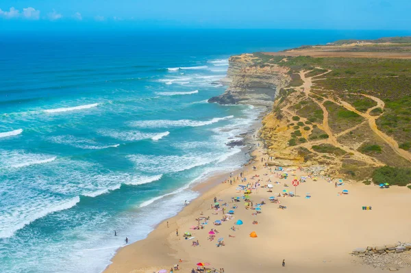 夏天的时候人们在海边晒日光浴 葡萄牙 — 图库照片