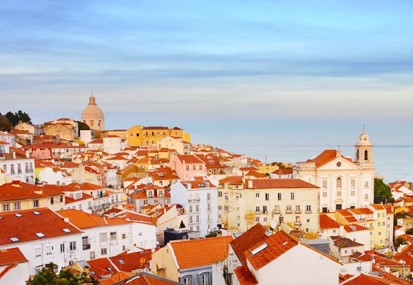 Horizonte da Cidade Velha de Lisboa, Portugal — Fotografia de Stock