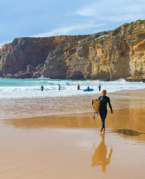 冲浪男子冲浪海滩葡萄牙 — 图库照片