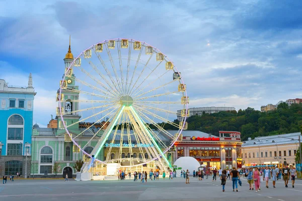 Ferries Wheel Kiev skyline pessoas — Fotografia de Stock