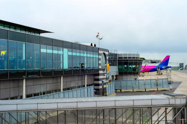 Aéroport, terminal, façade, avion, piste , — Photo