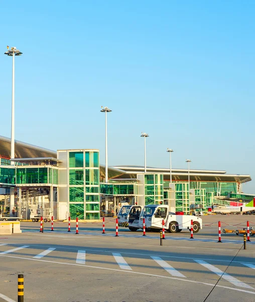 Самолеты, служебные автомобили, аэропорт Порту — стоковое фото