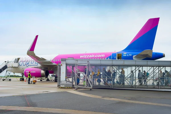 Gente esperando cola abordando el avión — Foto de Stock