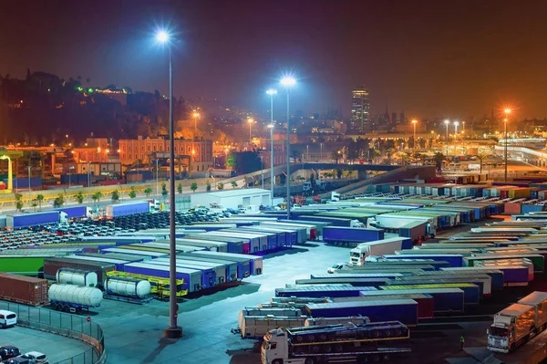Teherautók, konténerek, kikötő, éjszaka, Barcelona — Stock Fotó
