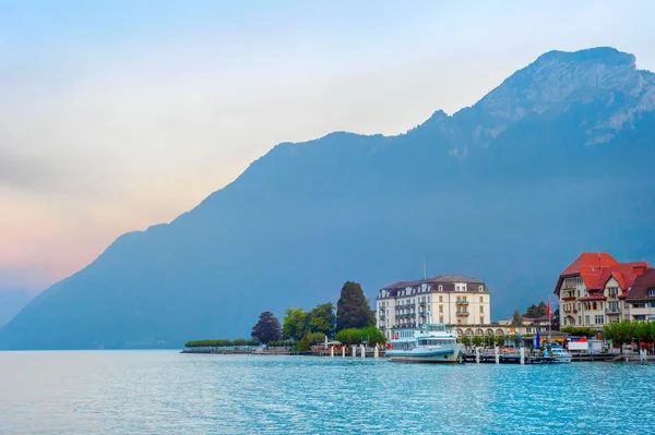 Salida del sol montaña lago resort Austria — Foto de Stock