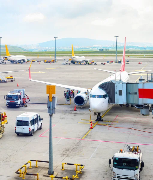 Aviões, equipamento de serviço, aeroporto de Istambul — Fotografia de Stock