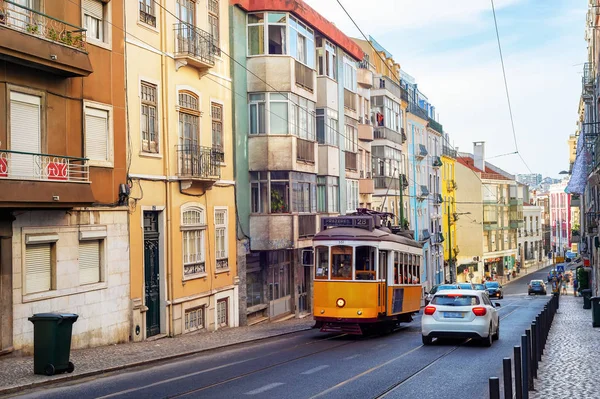 Gelbe strassenbahn, lissbon street, portugal — Stockfoto