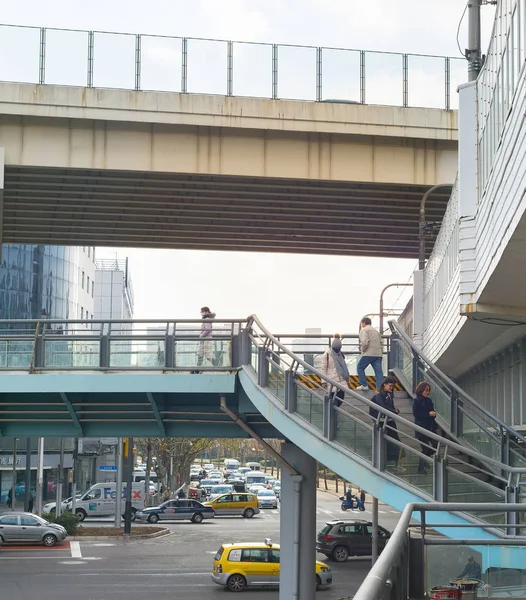Az emberek átkelés közúti híd Shanghai — Stock Fotó