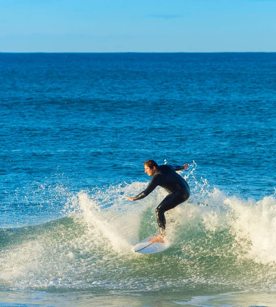Peniche Portugal Dezembro 2016 Surfista Monta Uma Onda Prancha Surf — Fotografia de Stock