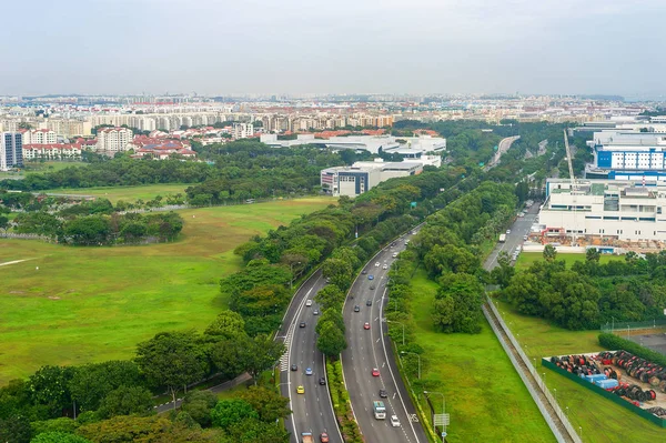 Légi Kilátás Szingapúr Autós Forgalom Autópályán Zöld Táj Modern Citysape — Stock Fotó