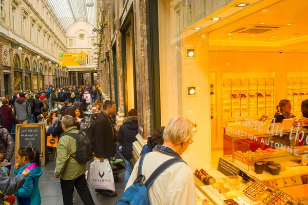 Brussels Belgium October 2019 People Choosing Chocolate Candy Hubert Galleries — Stock Photo, Image