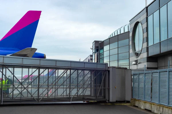 Corredor Vidro Partir Terminal Poeta Aéreo Aviões Segundo Plano Aeroporto — Fotografia de Stock