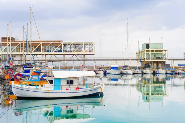 Рестораны порта Лимассола, рыбацкие лодки — стоковое фото