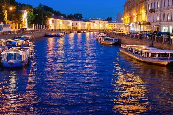 Noite São Petersburgo, barcos, canal — Fotografia de Stock