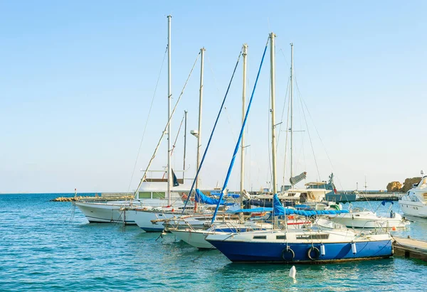 Yachter, motorbåtar, marina, Cypern — Stockfoto