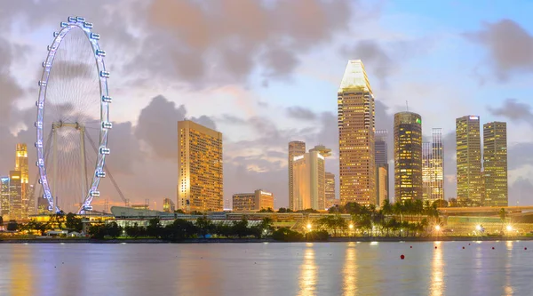 Singapur Flyer otelleri gökdelenler gökyüzü çizgisi — Stok fotoğraf