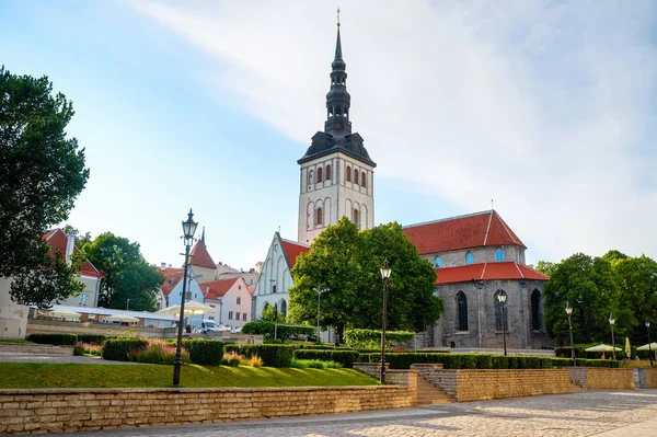 Iglesia de Nicolás, parque, Tallin, Estonia —  Fotos de Stock