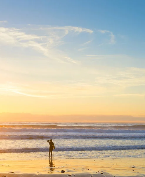 Surfer oceano spiaggia tramonto sfondo — Foto Stock