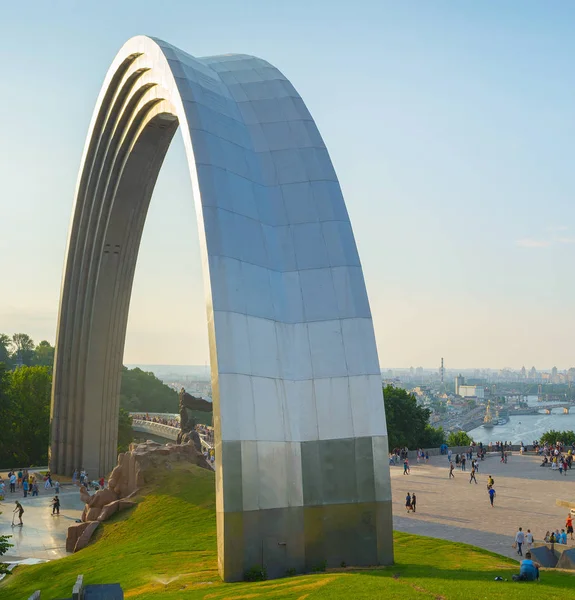 People's Friendship Arch skyline Kiev — Stockfoto