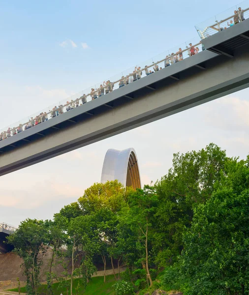 Kiev nouveau pont piéton-vélo — Photo