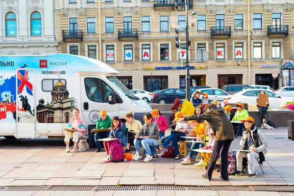 Učitel, skicování studentů, ulice, Rusko — Stock fotografie