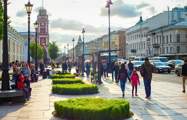 Personas, coches, calle, Petersburg paisaje urbano — Foto de Stock