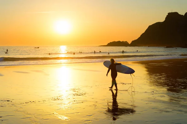 Silhueta Surfista Mulher Caminhando Para Oceano Pela Praia Areia Sagres — Fotografia de Stock
