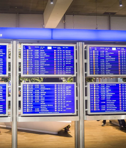 机场航站楼航班信息板 — 图库照片