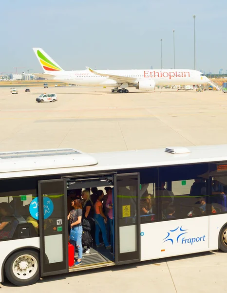 Frankfurt Alemania Agosto 2019 Autobús Con Pasajeros Aeropuerto Frankfurt Aeropuerto —  Fotos de Stock