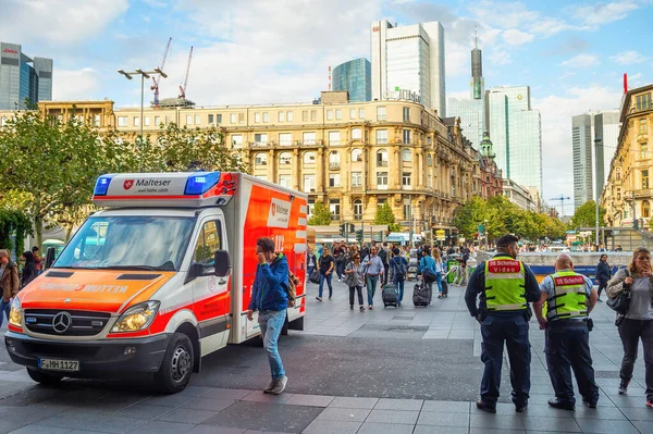 Francesco Germania Agosto 2018 Piazza Centrale Affollata Persone Auto Mobili — Foto Stock