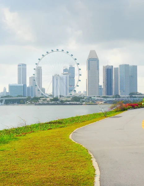 マリーナバラージのシンガポール川岸の眺め トレーニングやスポーツエクササイズに人気の場所 背景にシンガポールフライヤー — ストック写真