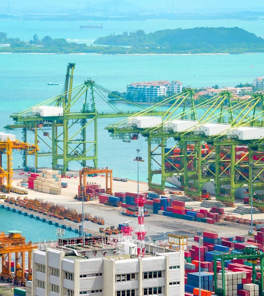 新加坡商业港口鸟瞰图 岛屿和船舶的货运起重机和集装箱 — 图库照片