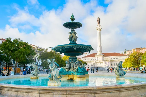 Lisbon Portugal January 2020 사람들이 로시오 분수에 조각상과 페드로 컬럼을 — 스톡 사진