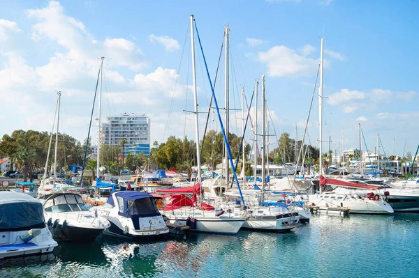 Solsken Dag Larnaca Marina Med Förtöjda Motorbåtar Och Vita Yachter — Stockfoto