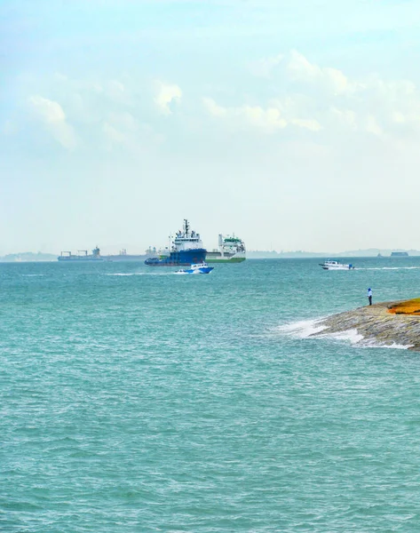 Homem Pescar Porto Singapura Navio Carga Petroleiros Industriais Segundo Plano — Fotografia de Stock