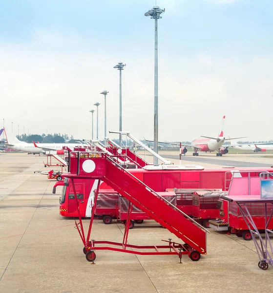 Autobús Rojo Equipo Servicio Equipaje Pasarela Aeródromo Del Aeropuerto Kuala — Foto de Stock