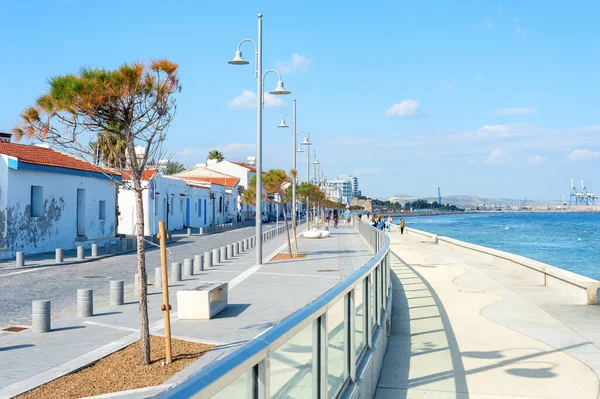 Mensen Wandelen Langs Larnaca Stad Dijk Met Typische Architectuur Gebouwen — Stockfoto