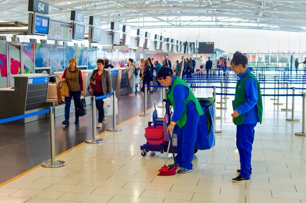 Larnaca Kypr February 2019 Čištění Žen Uniformě Koštětem Kopečky Kýbly — Stock fotografie