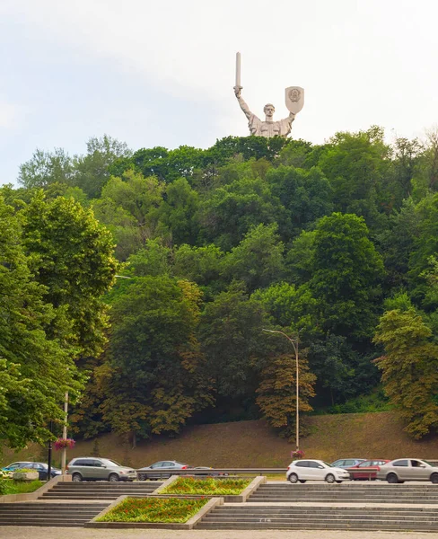 Trafik Vägen Och Mor Motherland Staty Bakgrunden Kiev Ukraine — Stockfoto