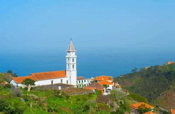 Krajobraz Wioską Kościołem Oceanem Wyspa Madera Portugalia — Zdjęcie stockowe