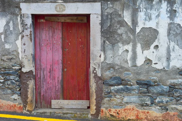 Stará Zeď Zavřenými Červenými Dveřmi Ostrov Madeira Portugalsko — Stock fotografie