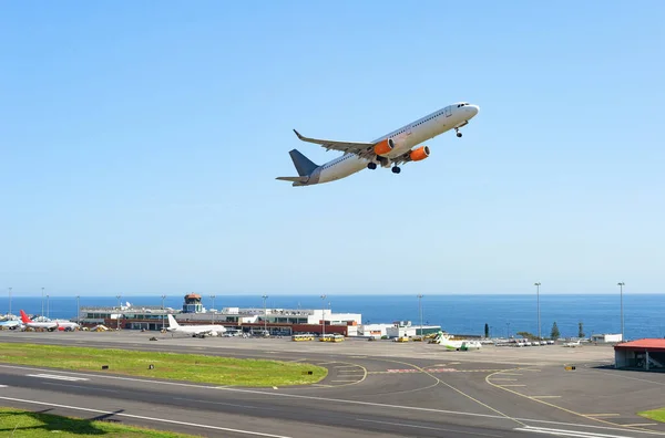 Avión Despegando Pista Aeropuerto Internacional Madeira Edificio Terminal Paisaje Marino —  Fotos de Stock