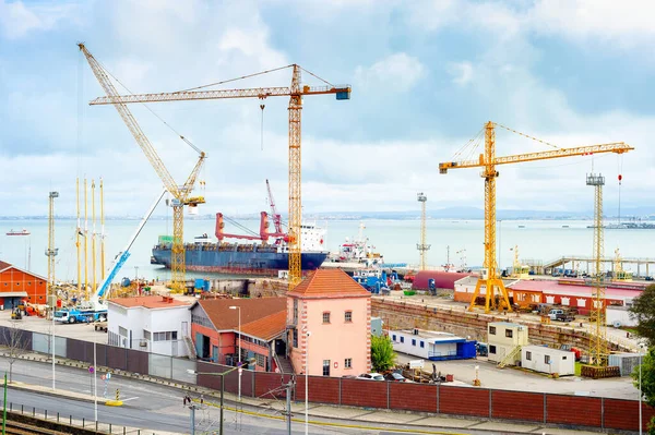 Schiff Stadthafen Kräne Und Schwere Frachtmaschinen Kai Des Flusses Tejo — Stockfoto