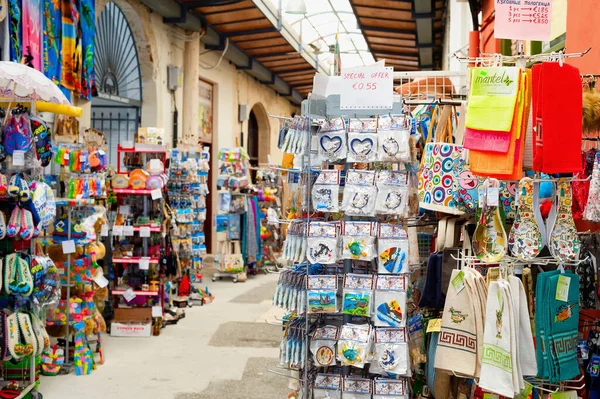 Larnaca Zypern Februar 2019 Bunte Geschenkmagnete Küchentücher Ständen Auf Dem — Stockfoto