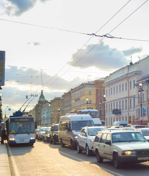 Saint Petersburg ロシア 2019年7月11日 ネフスキー通り トロリーバス停留所 日光の中で典型的なアーキテクチャを持つ都市の交通渋滞で車 ロシア — ストック写真