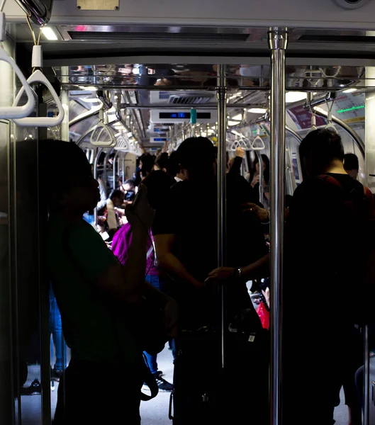 Singapur Mass Rapid Transit Mrt Treni Yolcuları Mrt 102 Istasyona — Stok fotoğraf